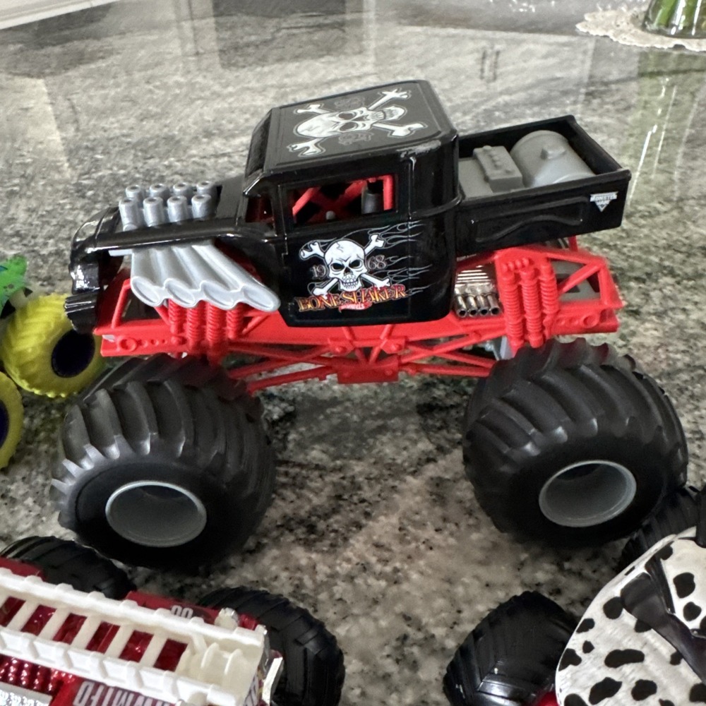 HOT WHEELS 1/24 "BONESHAKER" BLACK/RED MONSTER JAM DIECAST Plus 5 Smaller Trucks - Picture 2 of 12